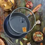 Сковорода чавунна 26*6см з дерев\'яною ручкою зі скляною кришкою Сковорода чавунна 26*6см з дерев\'яною ручкою зі скляною кришкою